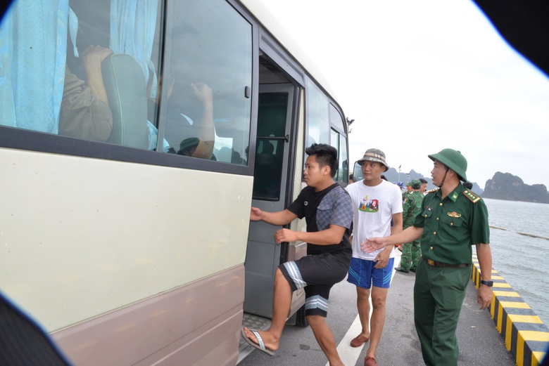 Vượt s&oacute;ng dữ cứu người giữa phong ba - Ảnh 2.