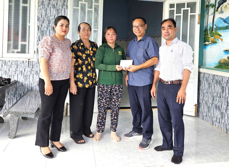 Kỹ sư, c&ocirc;ng nh&acirc;n dự &aacute;n mở rộng QL28B chung tay hỗ trợ gia đ&igrave;nh nạn nh&acirc;n TNGT- Ảnh 1.