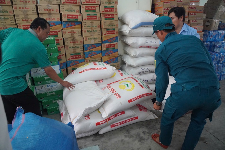 TP.HCM tất bật chuẩn bị nhu yếu phẩm hỗ trợ đồng b&agrave;o miền Bắc- Ảnh 8.