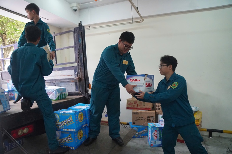 TP.HCM tất bật chuẩn bị nhu yếu phẩm hỗ trợ đồng b&agrave;o miền Bắc- Ảnh 10.
