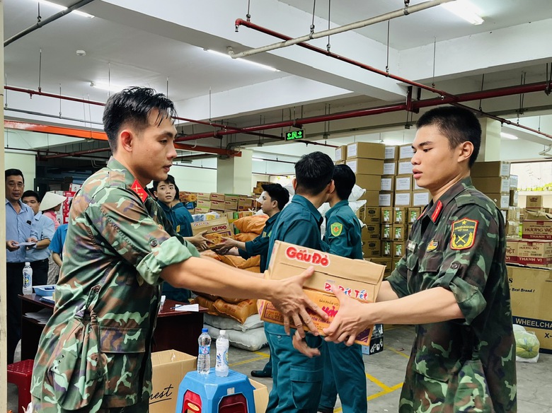 TP.HCM tất bật chuẩn bị nhu yếu phẩm hỗ trợ đồng b&agrave;o miền Bắc- Ảnh 9.