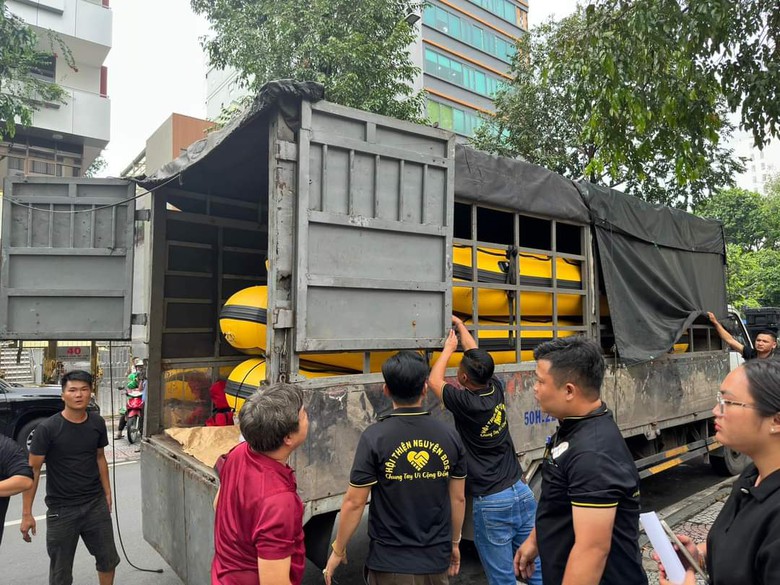 TP.HCM tất bật chuẩn bị nhu yếu phẩm hỗ trợ đồng b&agrave;o miền Bắc- Ảnh 11.