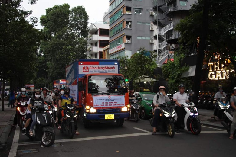 TP.HCM tất bật chuẩn bị nhu yếu phẩm hỗ trợ đồng b&agrave;o miền Bắc- Ảnh 14.