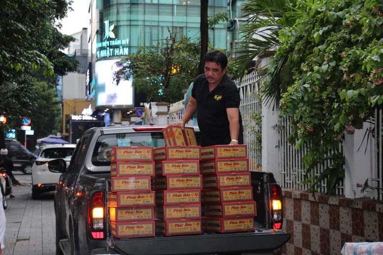 TP.HCM tất bật chuẩn bị nhu yếu phẩm hỗ trợ đồng b&agrave;o miền Bắc- Ảnh 15.