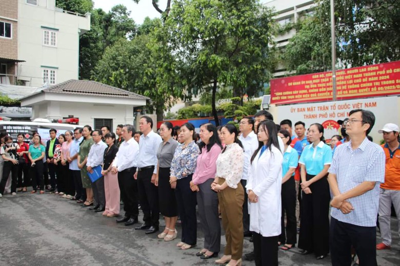 TP.HCM tất bật chuẩn bị nhu yếu phẩm hỗ trợ đồng b&agrave;o miền Bắc- Ảnh 4.