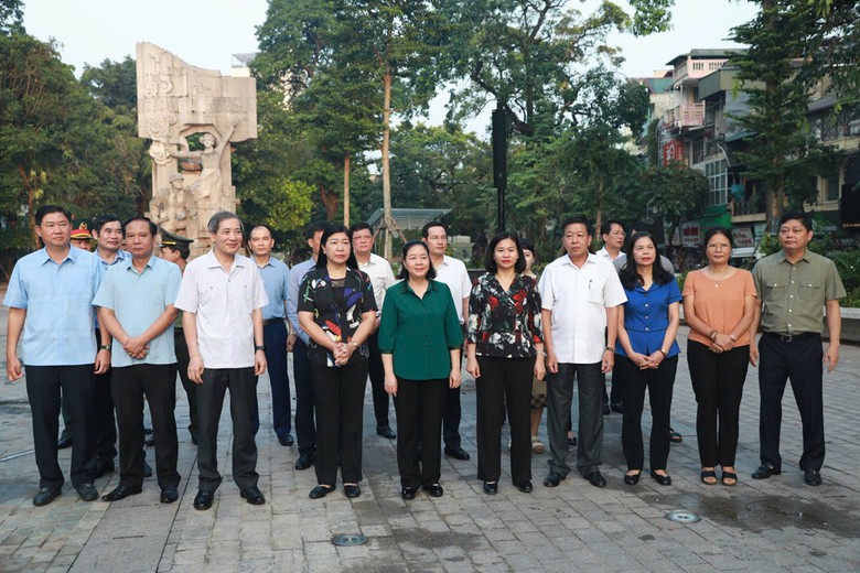 B&iacute; thư H&agrave; Nội c&ugrave;ng nh&acirc;n d&acirc;n xuống đường dọn r&aacute;c sau si&ecirc;u b&atilde;o Yagi- Ảnh 1.