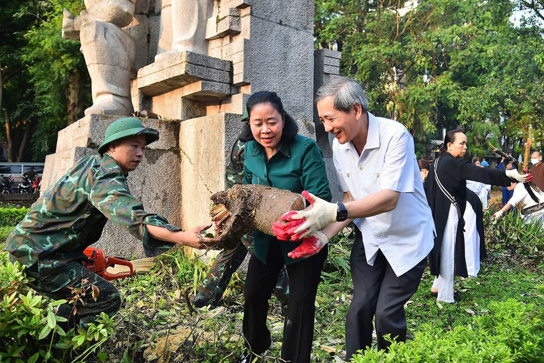B&iacute; thư H&agrave; Nội c&ugrave;ng nh&acirc;n d&acirc;n xuống đường dọn r&aacute;c sau si&ecirc;u b&atilde;o Yagi- Ảnh 5.