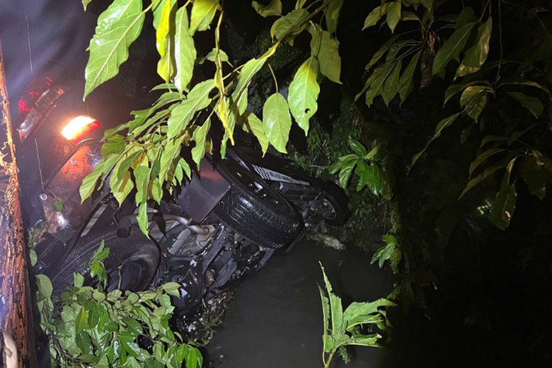 Chiếc xe bán tải bị nước cuốn trôi. Chiếc xe bán tải bị nước cuốn trôi.