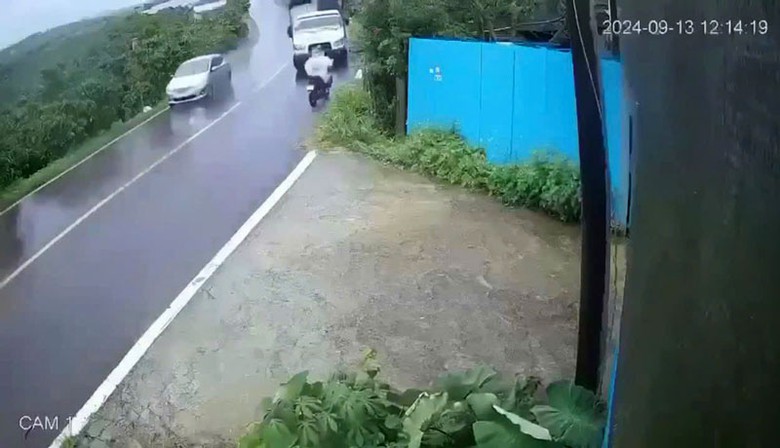 Xe tải lấn đường vượt ẩu, tông trực diện vào xe máy Xe tải lấn đường vượt ẩu, tông trực diện vào xe máy