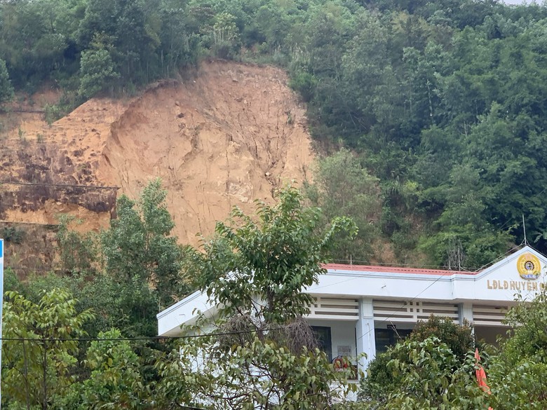 Quảng Ng&atilde;i chỉ đạo khẩn r&agrave; so&aacute;t, di dời d&acirc;n khỏi v&ugrave;ng nguy cơ sạt lở n&uacute;i- Ảnh 1.