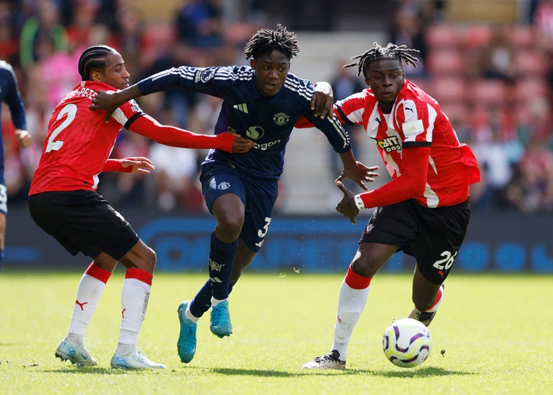 Ngoại hạng Anh: MU thắng dễ Southampton, Liverpool thua sốc tr&ecirc;n s&acirc;n nh&agrave;- Ảnh 1.