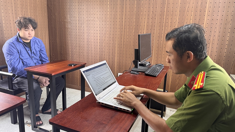 Bắt giữ người và cưỡng đoạt tài sản, vợ chồng chủ quán karaoke cùng đàn em bị bắt- Ảnh 1. Bắt giữ người và cưỡng đoạt tài sản, vợ chồng chủ quán karaoke cùng đàn em bị bắt- Ảnh 1.