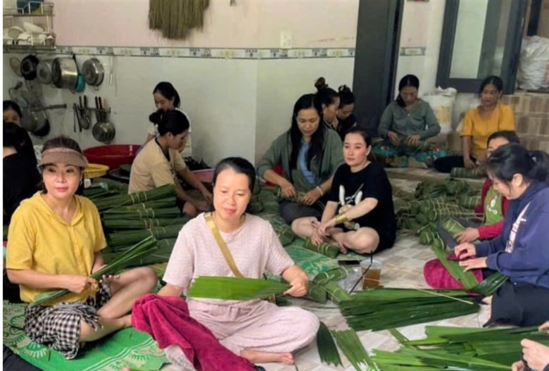 Ph&uacute; Quốc: G&oacute;i 1.000 b&aacute;nh t&eacute;t gửi m&aacute;y bay hỗ trợ b&agrave; con v&ugrave;ng lũ- Ảnh 1.