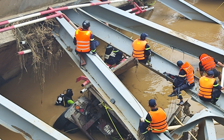 Huy động 30 người nh&aacute;i tiếp cận xe tải mắc kẹt tại hiện trường vụ sập cầu Phong Ch&acirc;u