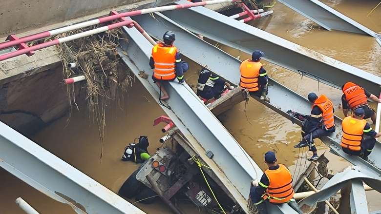 Huy động 30 người nh&aacute;i tiếp cận xe tải mắc kẹt tại hiện trường vụ sập cầu Phong Ch&acirc;u- Ảnh 1.