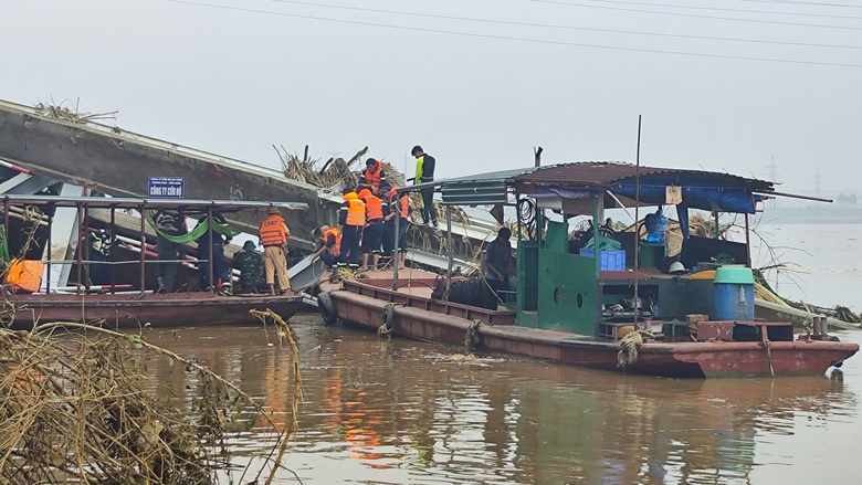 Huy động 30 người nh&aacute;i tiếp cận xe tải mắc kẹt tại hiện trường vụ sập cầu Phong Ch&acirc;u- Ảnh 2.