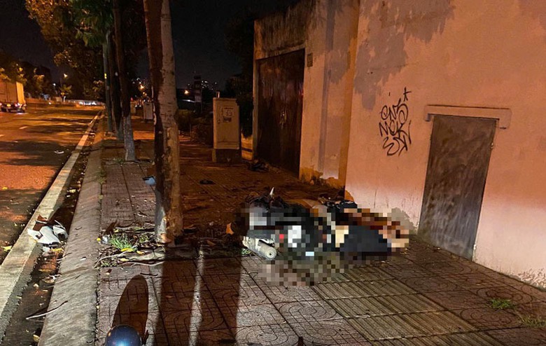 Hiện trường vụ tai nạn khiến một người tử vong, một người nguy kịch. Hiện trường vụ tai nạn khiến một người tử vong, một người nguy kịch.