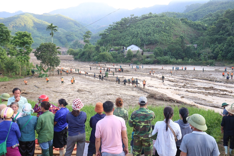 "Bố n&oacute;i đi cứu trợ rồi kh&ocirc;ng về nữa"- Ảnh 1.