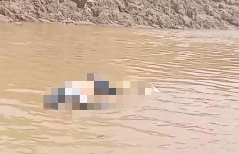 Ph&aacute;t hiện th&ecirc;m 1 thi thể c&aacute;ch hiện trường sập cầu Phong Ch&acirc;u 8km- Ảnh 1.