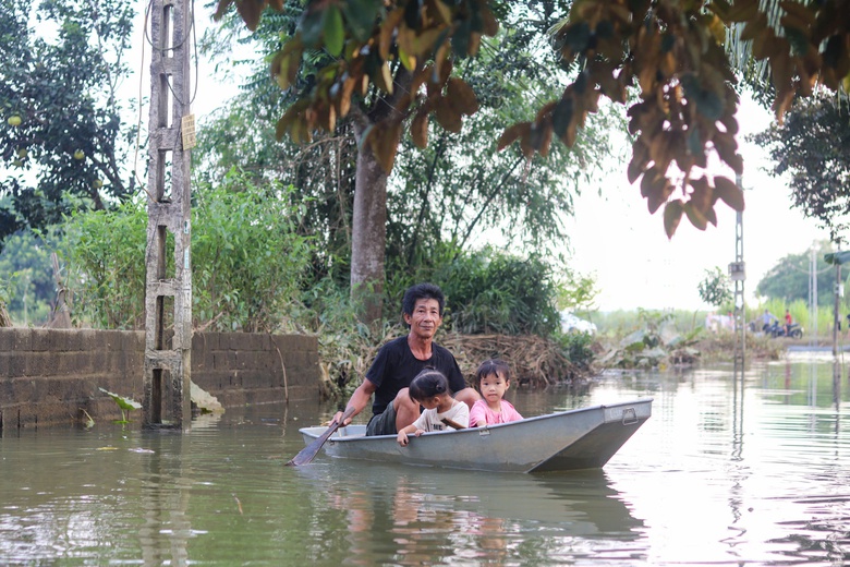 Người d&acirc;n ven s&ocirc;ng Bưởi tất bật dọn nh&agrave; khi lũ vừa r&uacute;t- Ảnh 2.