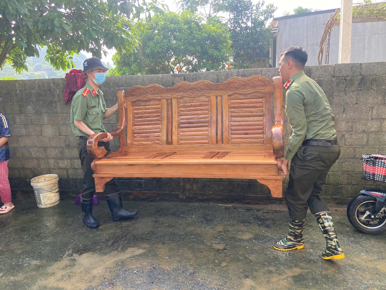 Người d&acirc;n ven s&ocirc;ng Bưởi tất bật dọn nh&agrave; khi lũ vừa r&uacute;t- Ảnh 7.