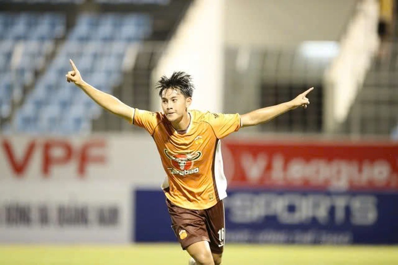 CĐV Đ&ocirc;ng Nam &Aacute; phản ứng bất ngờ về t&agrave;i năng 16 tuổi vừa lập kỷ lục V-League- Ảnh 1.