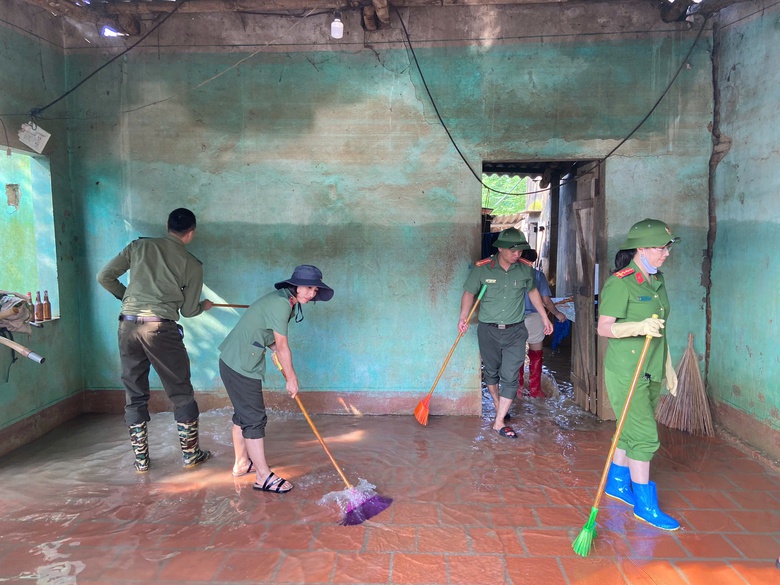 Người d&acirc;n ven s&ocirc;ng Bưởi tất bật dọn nh&agrave; khi lũ vừa r&uacute;t- Ảnh 10.