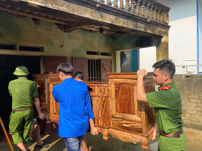 Người d&acirc;n ven s&ocirc;ng Bưởi tất bật dọn nh&agrave; khi lũ vừa r&uacute;t- Ảnh 9.