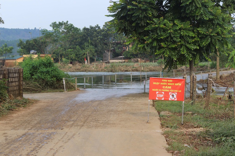 Người d&acirc;n ven s&ocirc;ng Bưởi tất bật dọn nh&agrave; khi lũ vừa r&uacute;t- Ảnh 3.