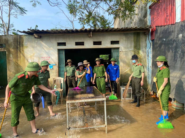 Người d&acirc;n ven s&ocirc;ng Bưởi tất bật dọn nh&agrave; khi lũ vừa r&uacute;t- Ảnh 8.