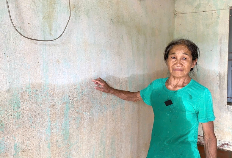 Người d&acirc;n ven s&ocirc;ng Bưởi tất bật dọn nh&agrave; khi lũ vừa r&uacute;t- Ảnh 4.