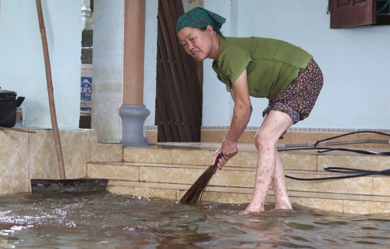 Người d&acirc;n ven s&ocirc;ng Bưởi tất bật dọn nh&agrave; khi lũ vừa r&uacute;t- Ảnh 6.