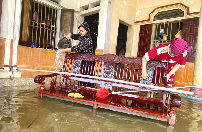 Người d&acirc;n ven s&ocirc;ng Bưởi tất bật dọn nh&agrave; khi lũ vừa r&uacute;t- Ảnh 11.