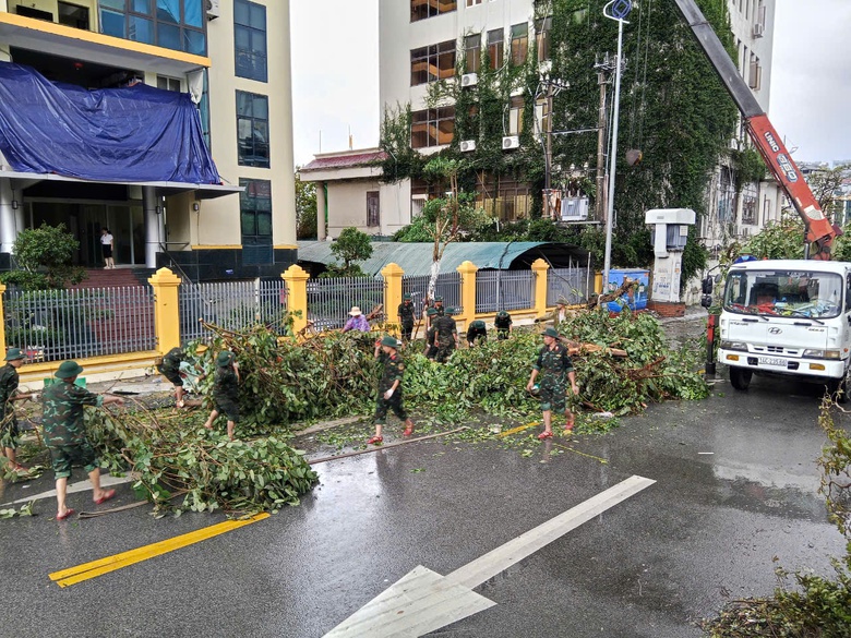 Quảng Ninh 7 ng&agrave;y đ&ecirc;m thần tốc dọn đường th&ocirc;ng, h&egrave; tho&aacute;ng- Ảnh 4.