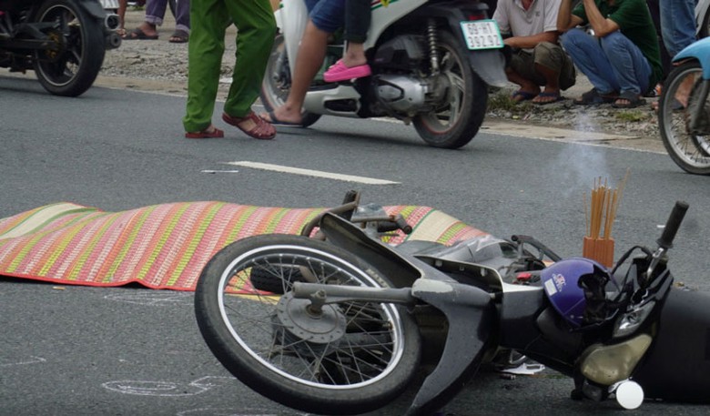 Hiện trường vụ tai nạn giao th&ocirc;ng khiến người đ&agrave;n &ocirc;ng đi xe m&aacute;y bị &ocirc; t&ocirc; tải c&aacute;n qua người, tử vong tại chỗ.