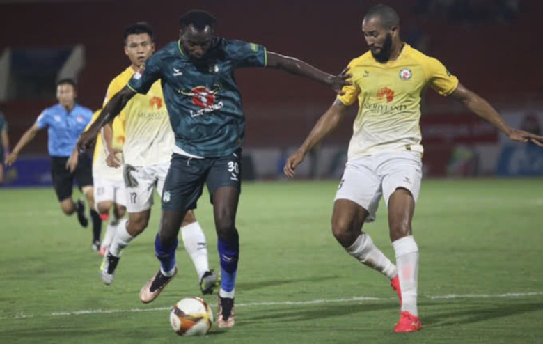 Đội b&oacute;ng nh&agrave; bầu Đức nguy cơ nhận &aacute;n phạt nặng từ FIFA- Ảnh 1.