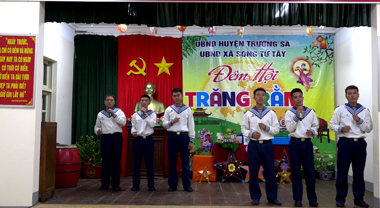 Ấm áp tết Trung thu trên quần đảo Trường Sa- Ảnh 2. Ấm áp tết Trung thu trên quần đảo Trường Sa- Ảnh 2.