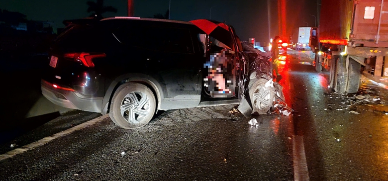 Ô tô con tông đuôi xe đầu kéo đang dừng đỗ làm 2 người nước ngoài thương vong- Ảnh 1. Ô tô con tông đuôi xe đầu kéo đang dừng đỗ làm 2 người nước ngoài thương vong- Ảnh 1.