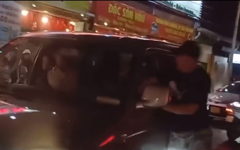 Tạm giữ kẻ đập vỡ k&iacute;nh xe, đ&aacute;nh t&agrave;i xế &ocirc; t&ocirc; tại TP Thủ Đức
