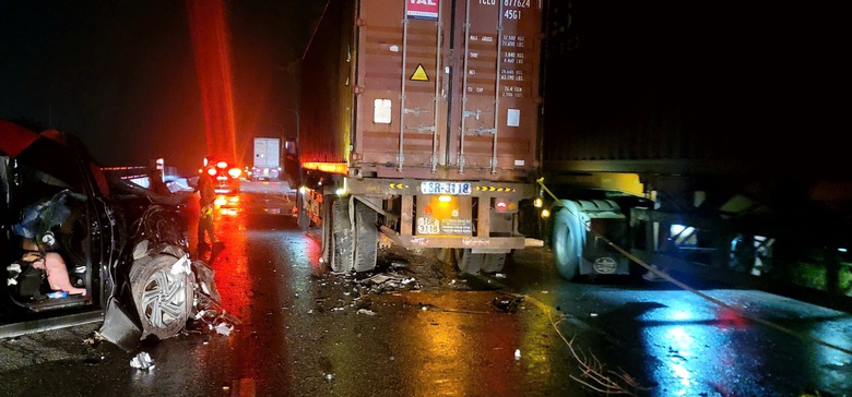 Ô tô con tông đuôi xe đầu kéo đang dừng đỗ làm 2 người nước ngoài thương vong- Ảnh 2. Ô tô con tông đuôi xe đầu kéo đang dừng đỗ làm 2 người nước ngoài thương vong- Ảnh 2.