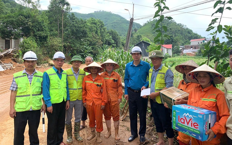 C&ocirc;ng đo&agrave;n GTVT động vi&ecirc;n c&ocirc;ng nh&acirc;n đường bộ khắc phục hậu quả b&atilde;o lũ