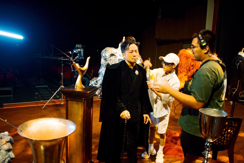 MV ''Đ&agrave;n &ocirc;ng kh&ocirc;ng cần kh&oacute;c'' của T&ugrave;ng Dương khiến nhiều người xem x&uacute;c động- Ảnh 3.