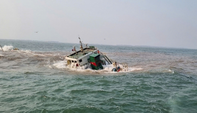 T&agrave;u chở 4.000 tấn bột đ&aacute; ch&igrave;m tr&ecirc;n biển Quảng Nam- Ảnh 1.