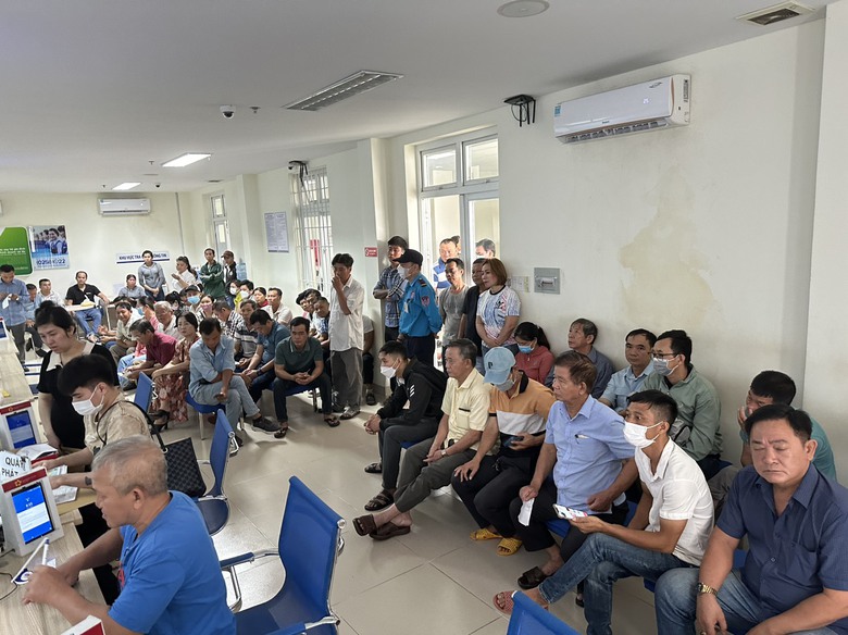 Đổi bằng l&aacute;i xe trực tuyến rất dễ nhưng người d&acirc;n vẫn chen ch&uacute;c chờ đổi trực tiếp- Ảnh 1.