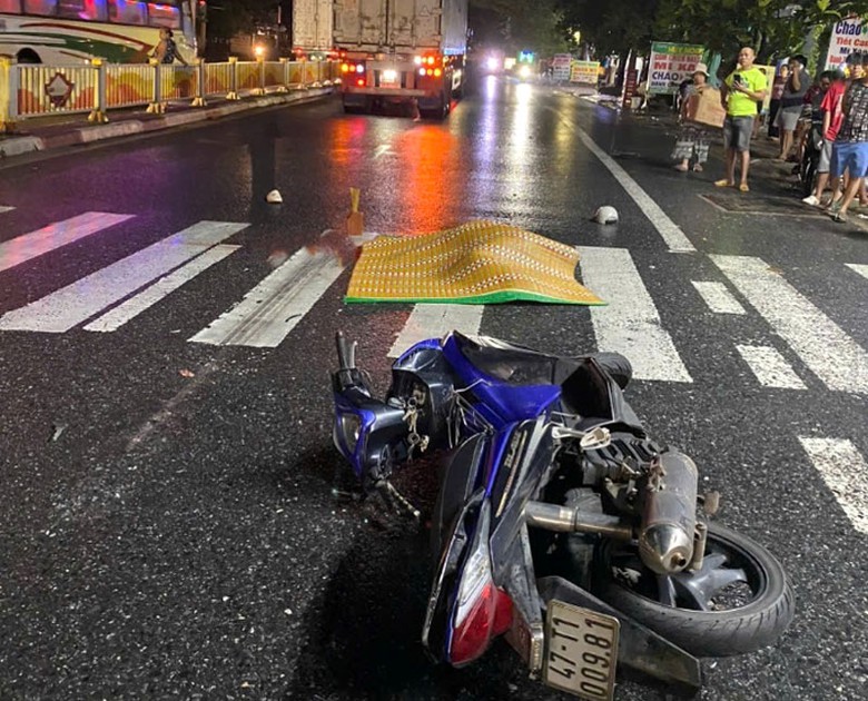 Vụ TNGT khiến người đi xe m&aacute;y tử vong tại hiện trường.
