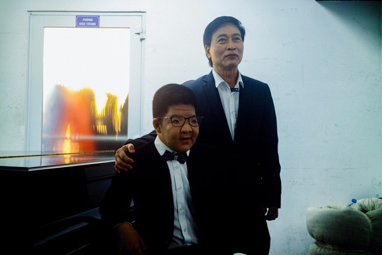 MV ''Đ&agrave;n &ocirc;ng kh&ocirc;ng cần kh&oacute;c'' của T&ugrave;ng Dương khiến nhiều người xem x&uacute;c động- Ảnh 4.