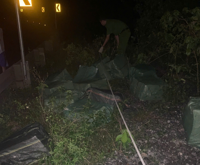 Bị "sờ g&aacute;y", t&agrave;i xế &ocirc; t&ocirc; chở thuốc l&aacute; lậu tăng ga bỏ chạy- Ảnh 2.