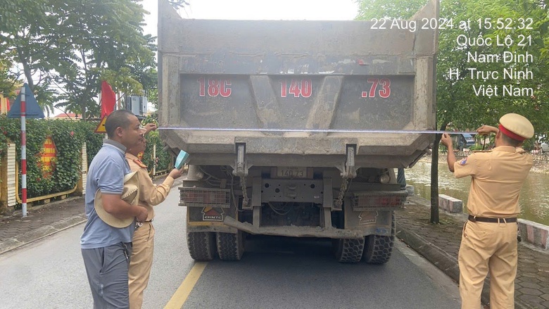Nam Định xử phạt xe qu&aacute; tải sau phản &aacute;nh của B&aacute;o Giao th&ocirc;ng- Ảnh 2.