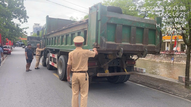 Nam Định xử phạt xe qu&aacute; tải sau phản &aacute;nh của B&aacute;o Giao th&ocirc;ng- Ảnh 1.