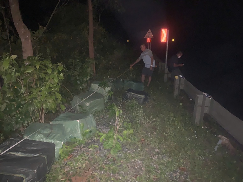 Bị "sờ g&aacute;y", t&agrave;i xế &ocirc; t&ocirc; chở thuốc l&aacute; lậu tăng ga bỏ chạy- Ảnh 1.